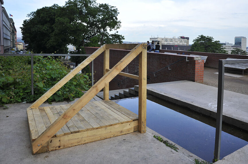 Jiří Kovanda - Rozhledna, dřevěný objekt, vrchní část ulice Bašty pod Petrovem